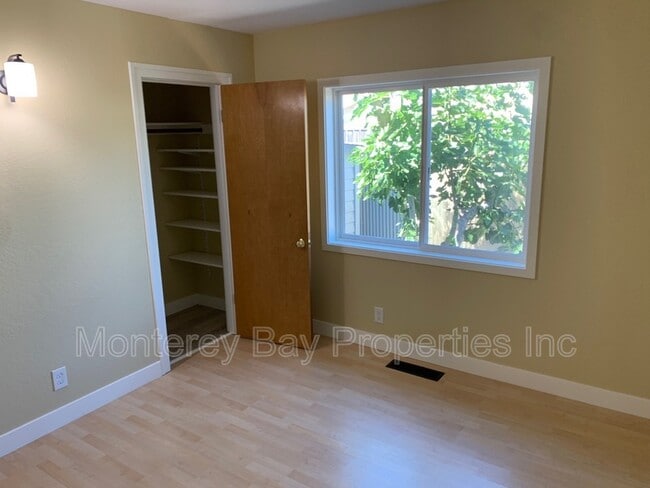 Building Photo - 1715 Matthews Ln