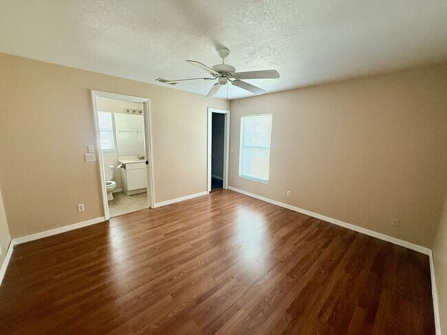 Building Photo - Beautifully updated 3BR/2BA home in a prime North Port location!
