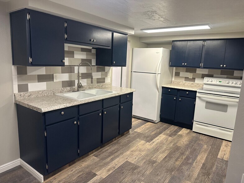 Building Photo - 449 Center St