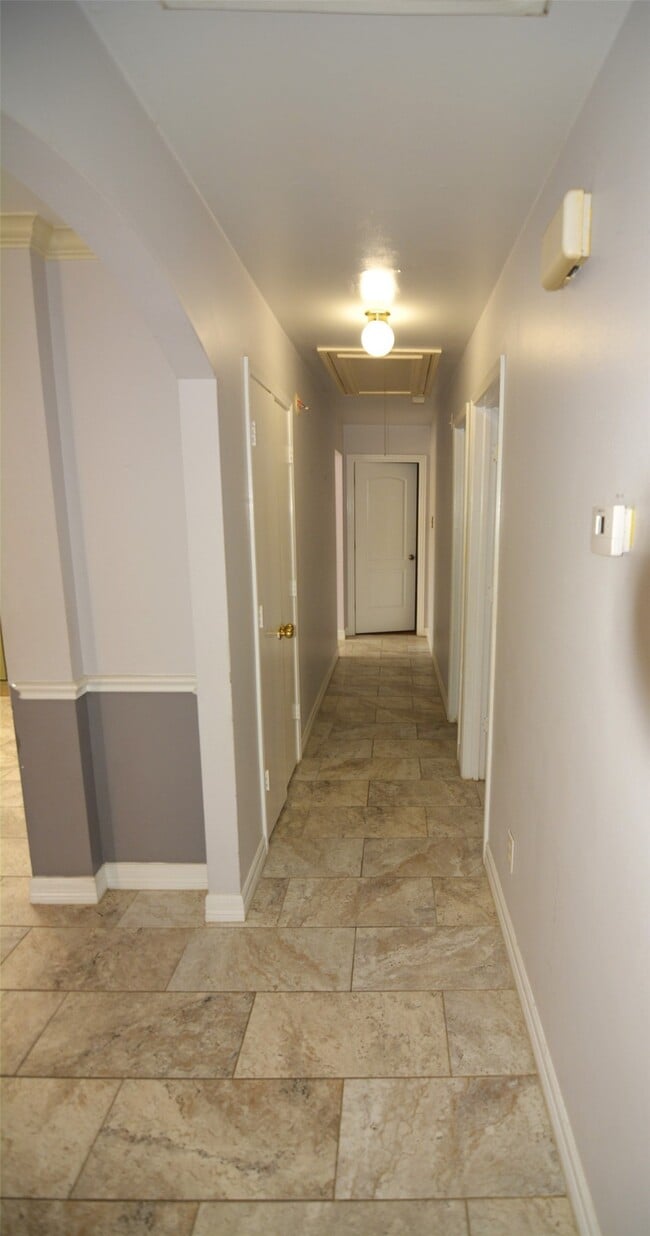 Building Photo - 7423 River Pines Dr