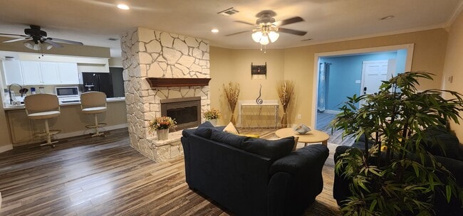 Building Photo - 3402 Yellowstone Dr