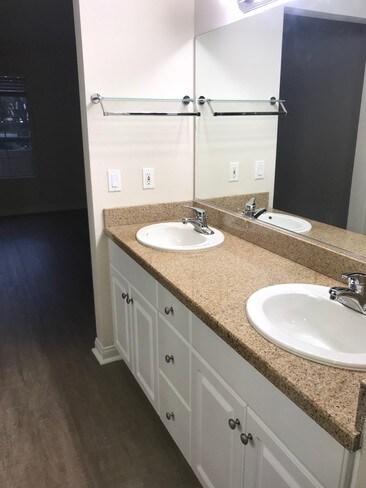 Building Photo - 5540 Owensmouth Ave