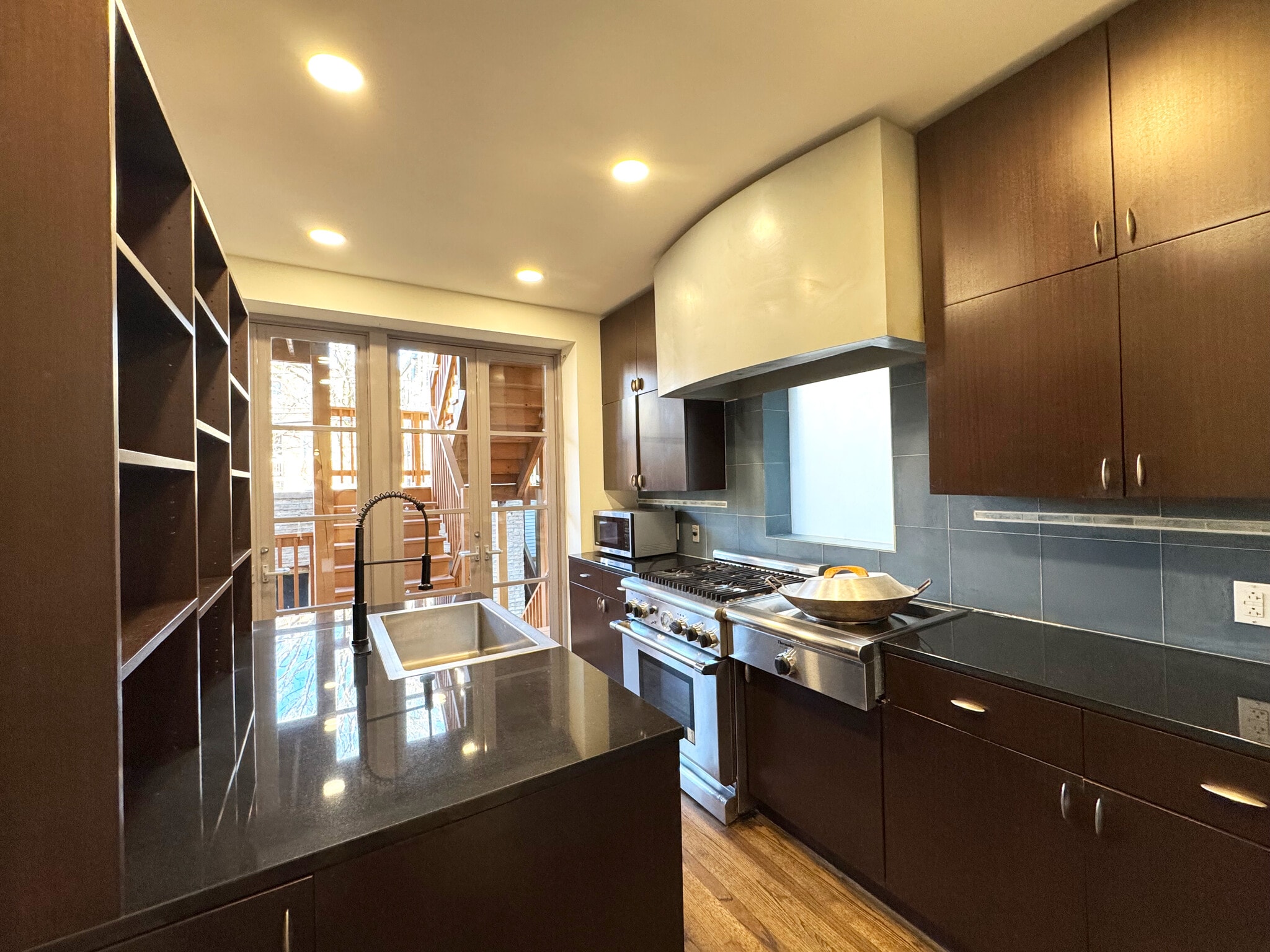 Building Photo - 1406 W Thorndale Ave