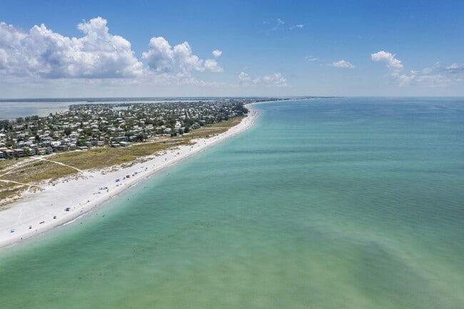 Building Photo - Furnished Chic Monthly Rental Home in Bradenton, FL VACA or Short Term