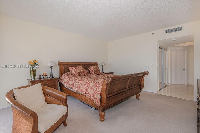 Building Photo - 2000 Island Blvd