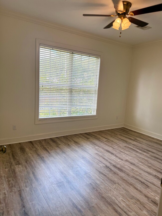 Building Photo - 364 Spring Hill Dr