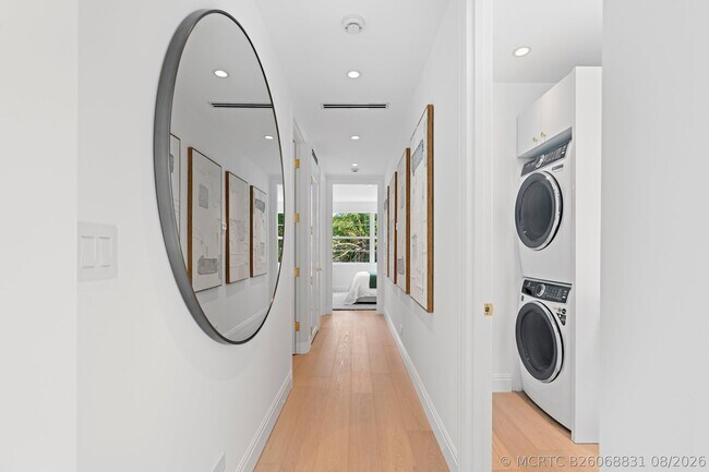 Building Photo - 255 Royal Poinciana Way