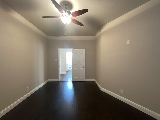 Building Photo - 806 E 3rd St