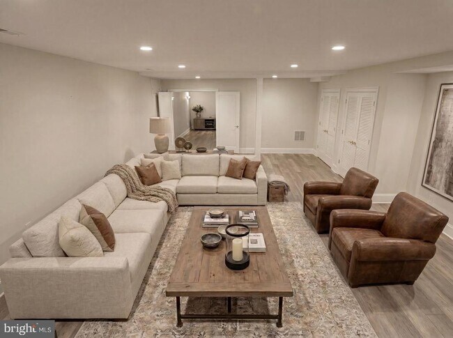 Building Photo - 11218 River View Dr