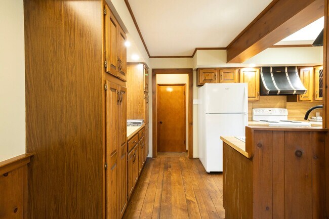 Building Photo - Charming Ranch Home with a great yard in Desirable Southwest Columbia