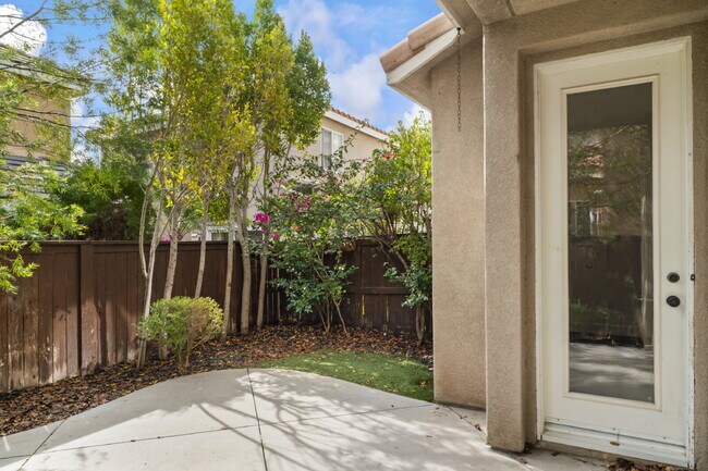 Building Photo - "Charming 3-Bedroom Haven with 2.5 Baths in Santa Clarita – Spacious 1694 Sq Ft Home Awaits!"