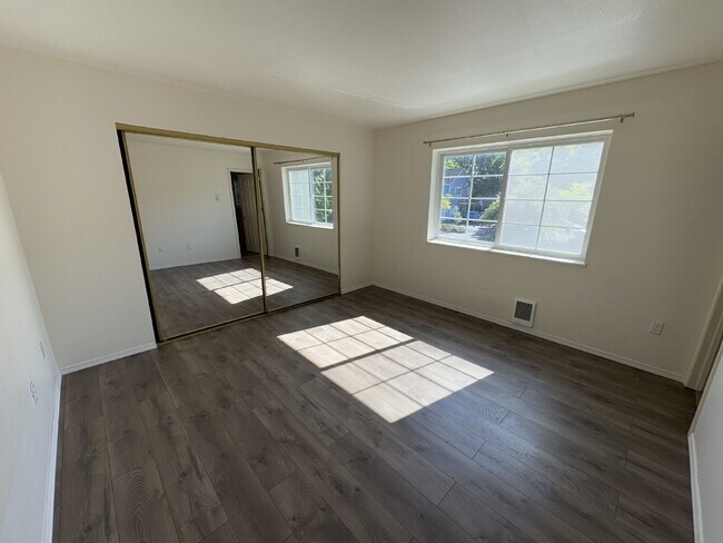 Building Photo - 2 Bedroom Condominium