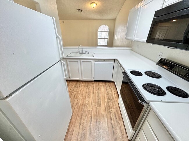 Building Photo - BRIGHT 2-BED CONDO LOCATED CENTRAL LAS VEGAS CONDO