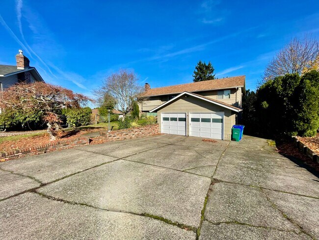 Building Photo - Sprawling 5bd/3bath Split-Level Home | Sto...