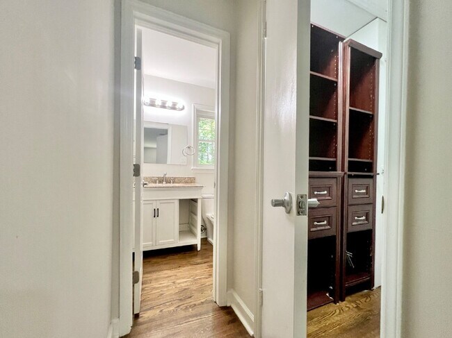 Building Photo - SPACIOUS 4 BEDROOM CLOSE TO MATTHEWS!