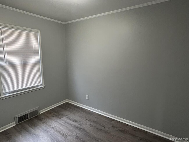 Building Photo - 12871 Saratoga St