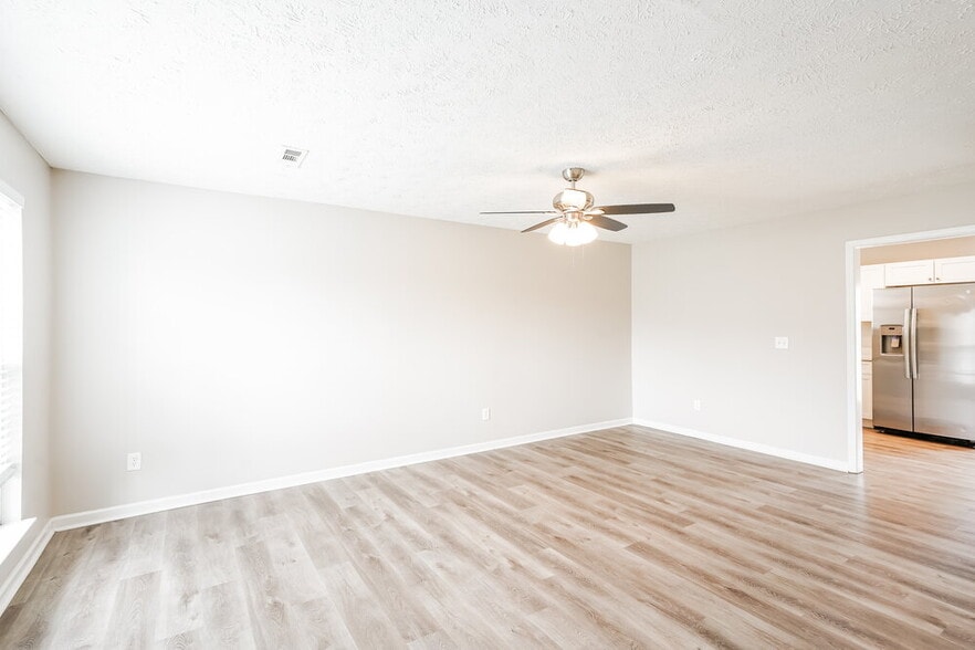 Building Photo - 4006 Deer Run Trce