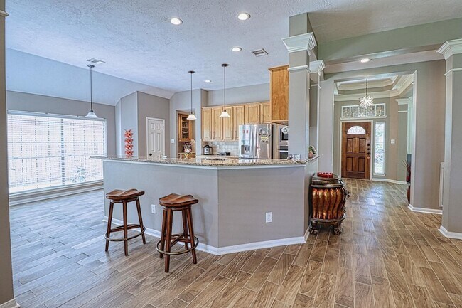 Building Photo - 2123 Meadow Park Cir