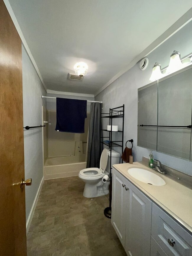 Building Photo - 4-bedroom home in North Pole / On city water