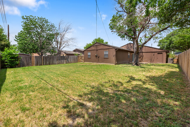 Building Photo - 4136 Willow Oak St