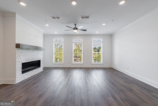 Building Photo - 10744 Davis Dr