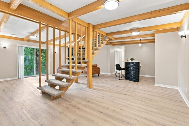 Building Photo - 350 Skyline Dr