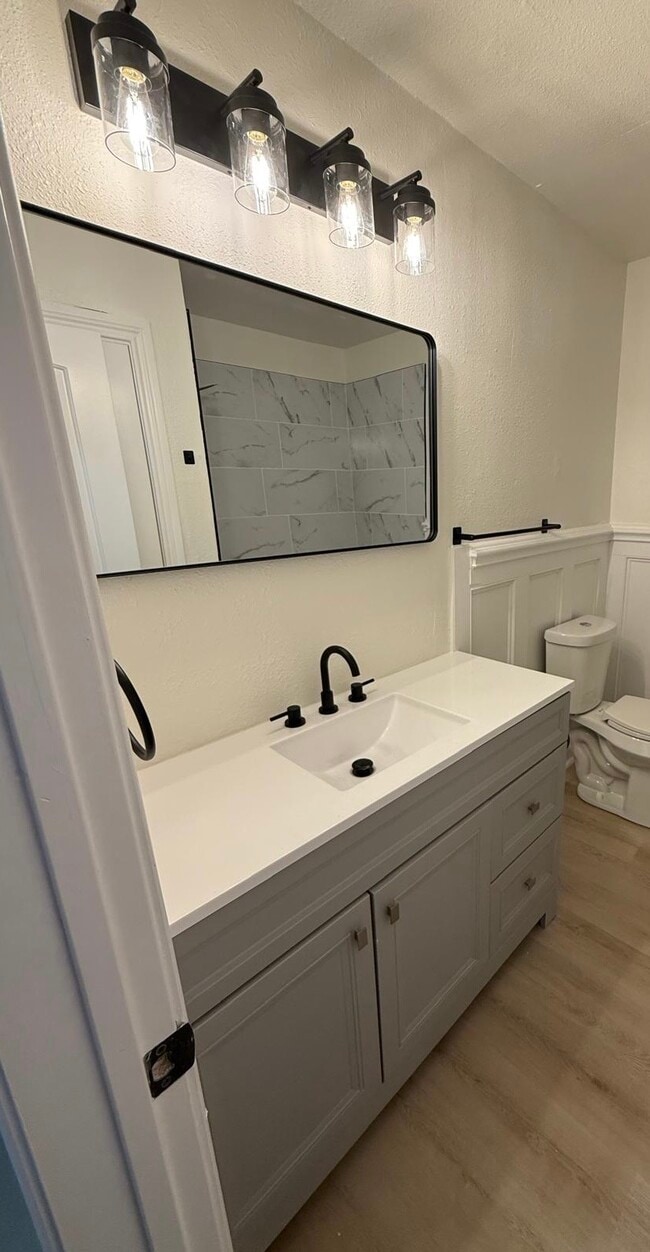 Building Photo - 305 Waller St