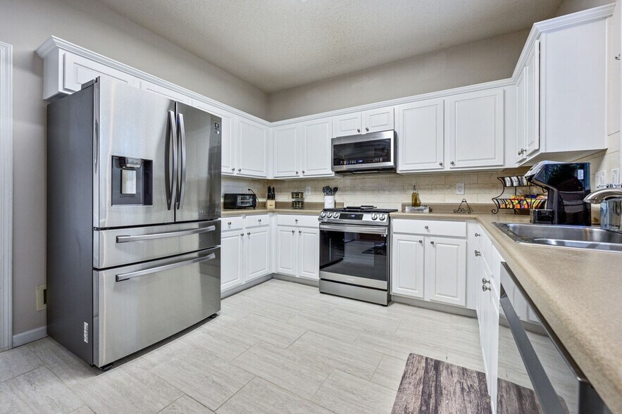 Building Photo - 206 Persimmon Tr