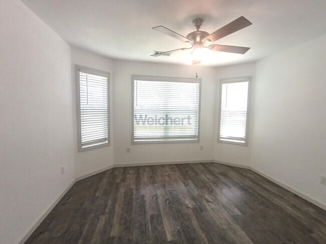 Building Photo - Modern 4Bed/2Bath house with fenced backyard and garage