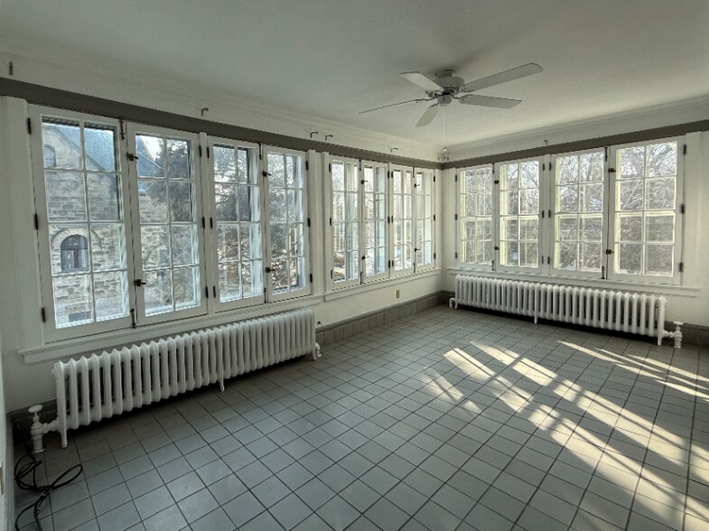 Building Photo - 2062 Robinwood Ave