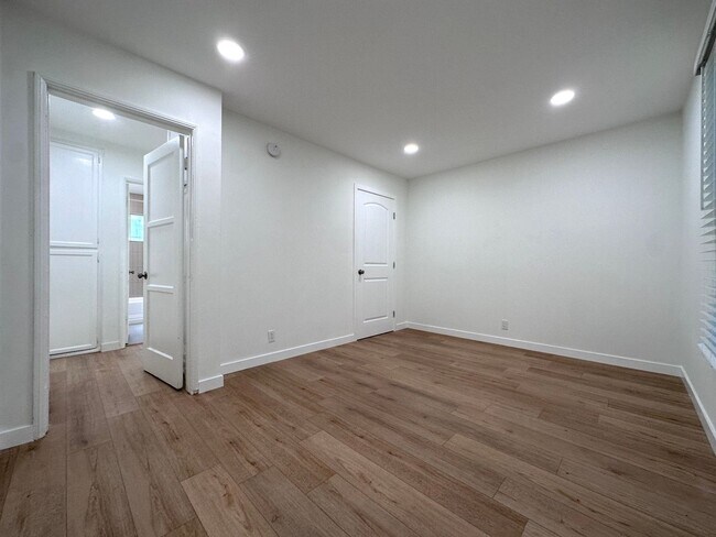 Building Photo - Updated Apartment Unit with Stylish Upgrades