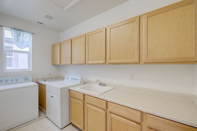 Building Photo - Beautiful 4Bd, 4Bth home in Guard Gated Community near Tivoli Village.