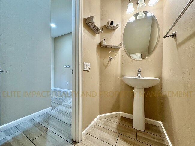 Building Photo - 6004 S Meadow Breeze Dr
