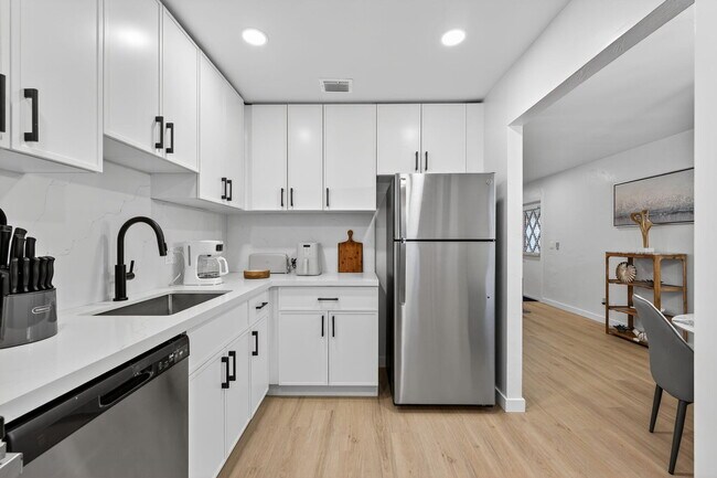 Building Photo - 800 Tropic Isle Dr