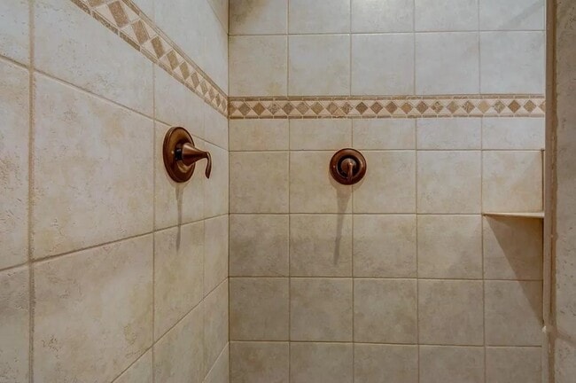 Building Photo - 1420 E 31st St