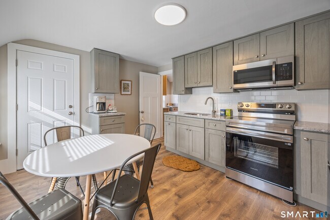 Building Photo - 3 Main St