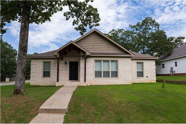 Building Photo - Beautiful home ready!