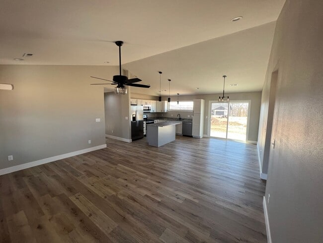 Building Photo - Charming 3 Bedroom house in Summit Pass