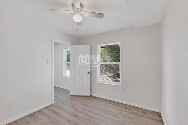 Building Photo - 631 W Baker St