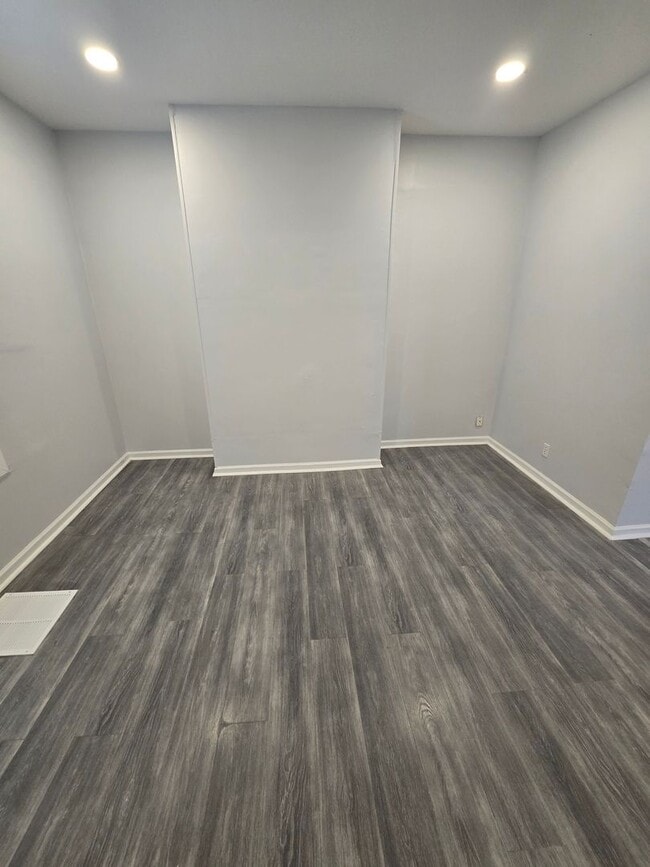 Building Photo - 3 BEDROOM SINGLE FAMILY