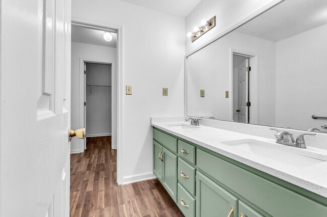 Building Photo - 7340 Roundtable Dr