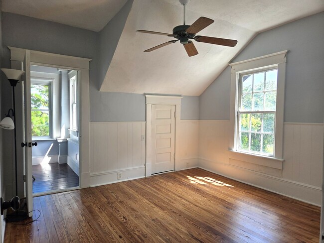 Building Photo - Move in Ready Historic Home in Downtown Cl...