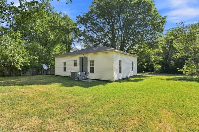 Building Photo - 707 N Gertrude Ave