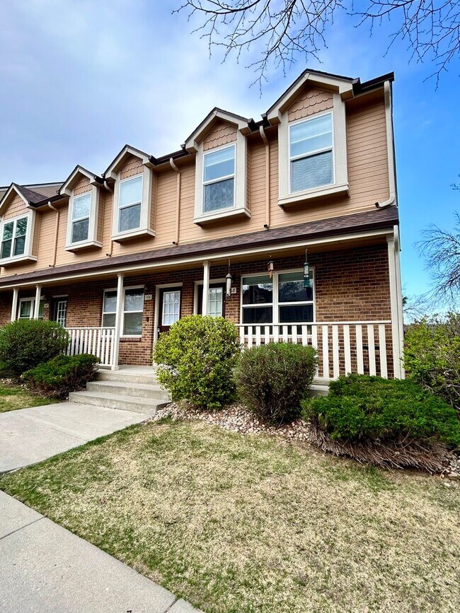 Building Photo - Sunny & Spacious 2-Bedroom Townhome