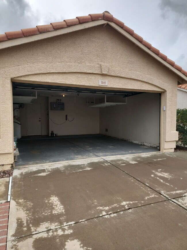 Building Photo - "Spacious 4-Bedroom Glendale Gem with Granite Elegance - 2018 Sq Ft of Comfort!"