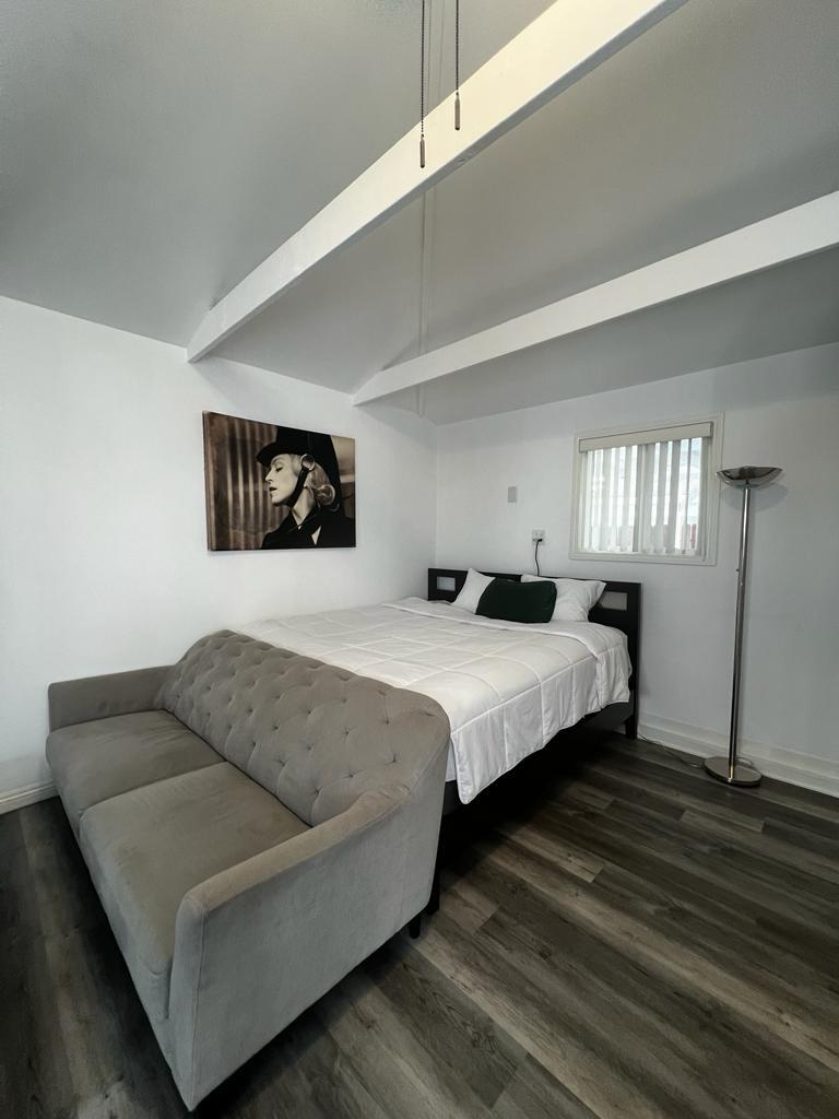 Building Photo - 340 1/2 Rennie Ave