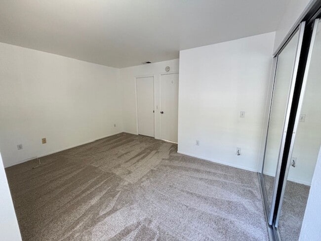 Building Photo - Sunny Top Floor 2 bedroom 2 bath Condo Wit...