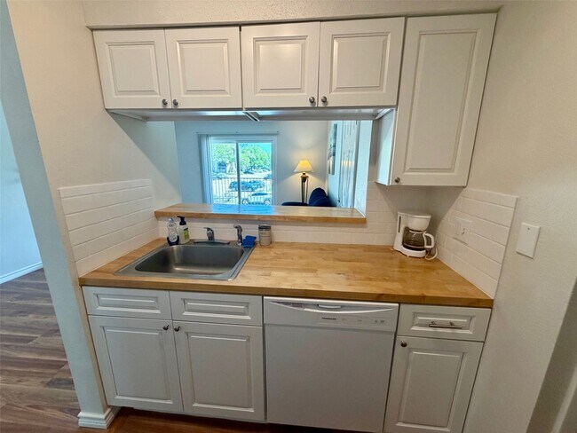 Building Photo - 3300 Pebblebrook Dr