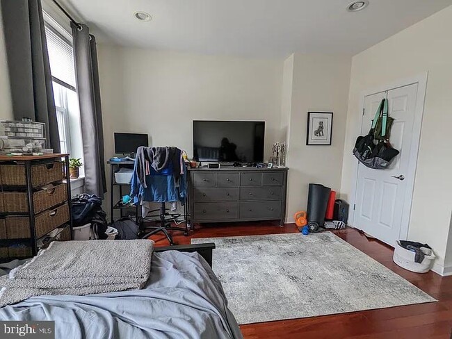 Building Photo - 2631 W Girard Ave