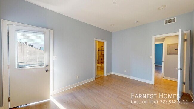 Building Photo - 146 1/2 Rosemont Ave-